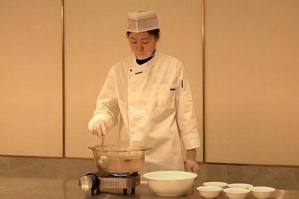 记山东荣成海鲜火锅传统制作技艺非遗传承人于莉莉PG电子麻将胡了山东荣成海鲜味道的守护者 ——(图1)