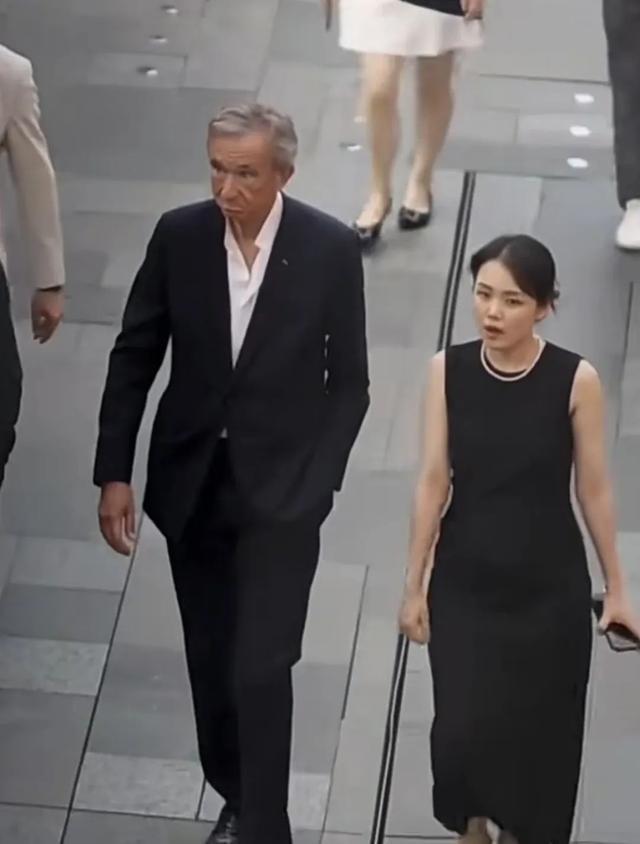 LV老板巡店走红曾是太古地产在中国内地的第一位女总经理麻将胡了成都太古里“美女掌门”伍玉珊获晋升此前因陪同(图2)
