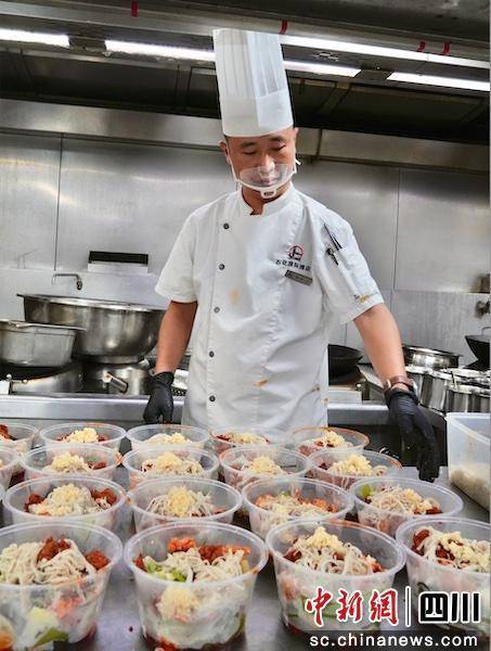 走红密码”：真材实料“烹”出民生温度麻将胡了试玩平台成都网红外卖亭的“(图2)