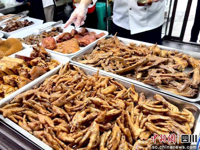 走红密码”：真材实料“烹”出民生温度麻将胡了试玩平台成都网红外卖亭的“(图3)